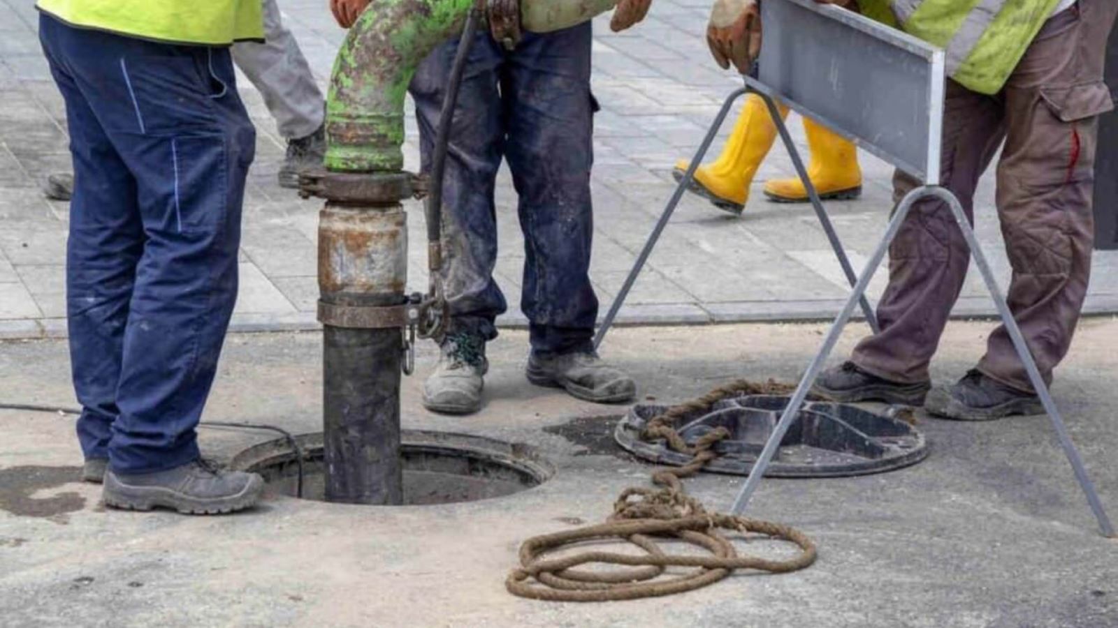 Dọn vệ sinh sau khi thông tắc, đảm bảo sạch sẽ và không còn mùi hôi