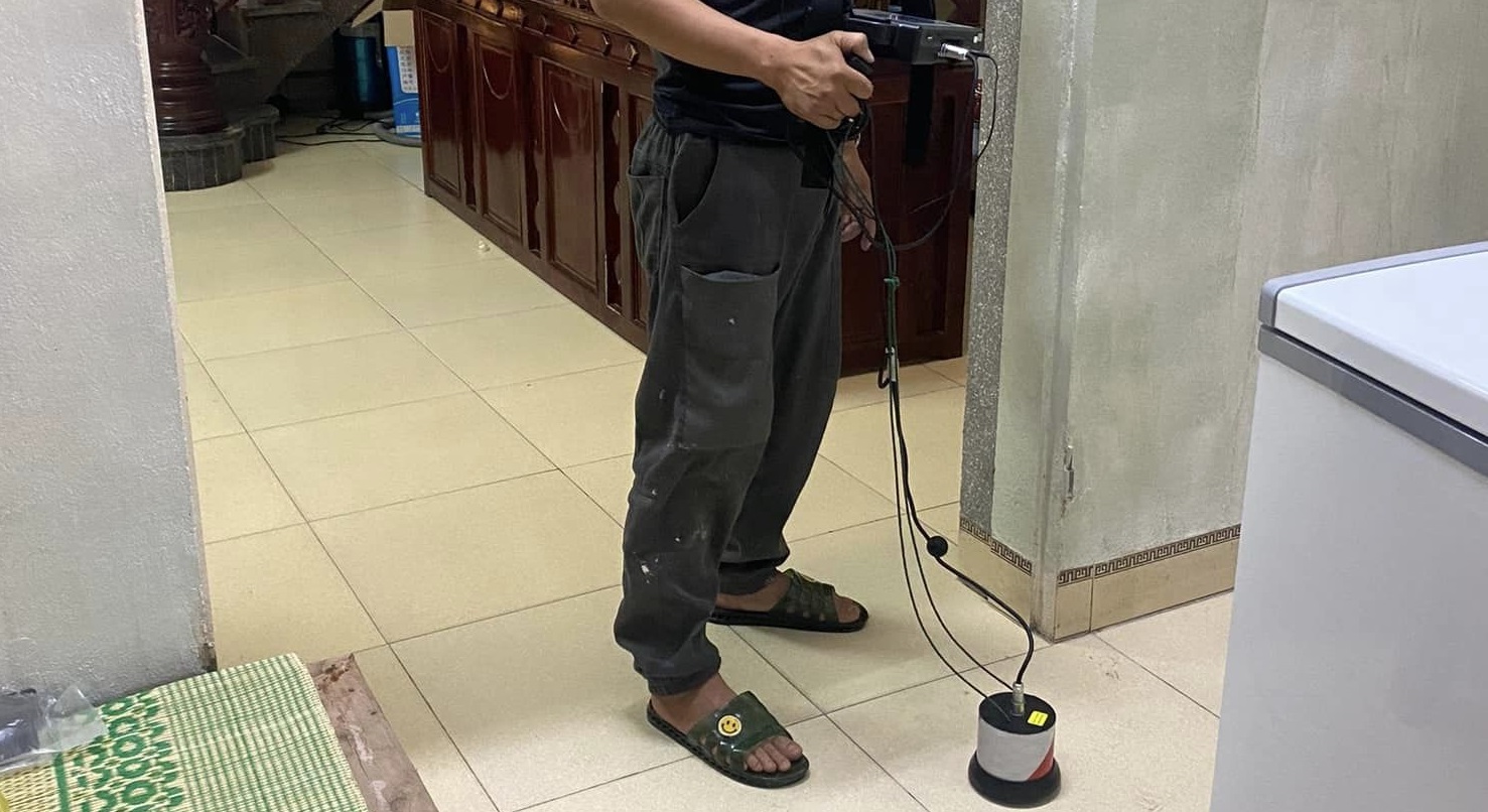 Kỹ thuật viên đang kiểm tra hệ thống ống nước âm tường trong tòa nhà tại Hải Dương