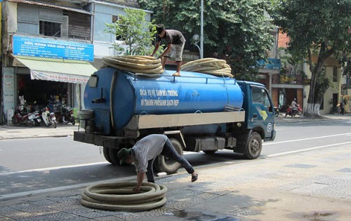 Xe hút bể phốt chuyên dụng đang thi công tại khu dân cư Hải Dương