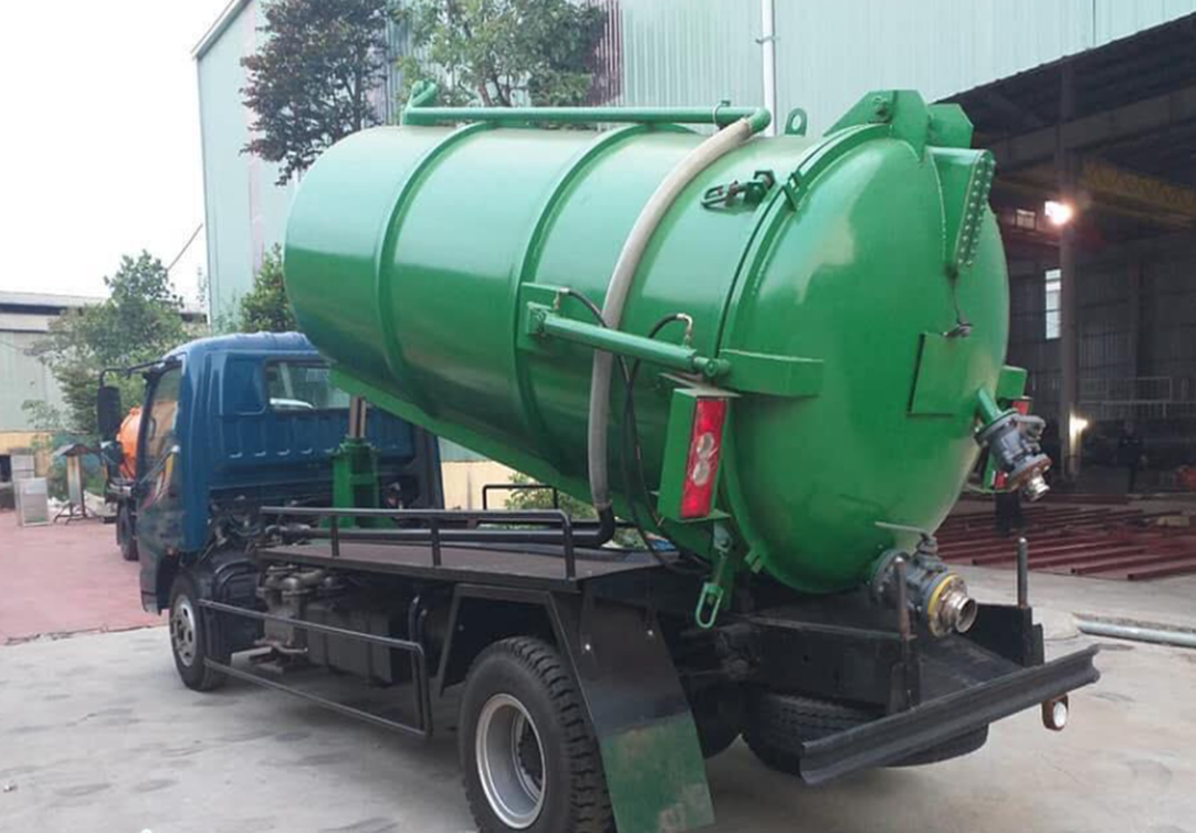 Xe chuyên dụng hút bể phốt đang làm việc tại khu dân cư Cát Hải