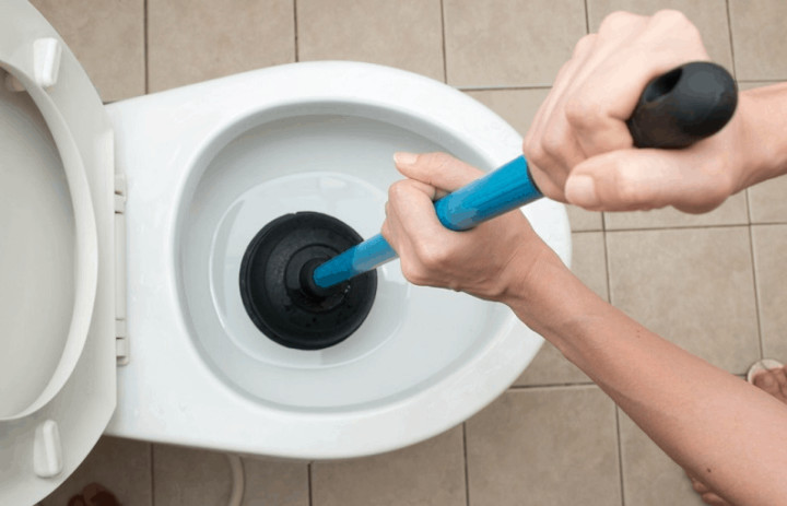 Dùng dụng cụ ống thụt giúp nhà vệ sinh sạch sẽ thơm tho