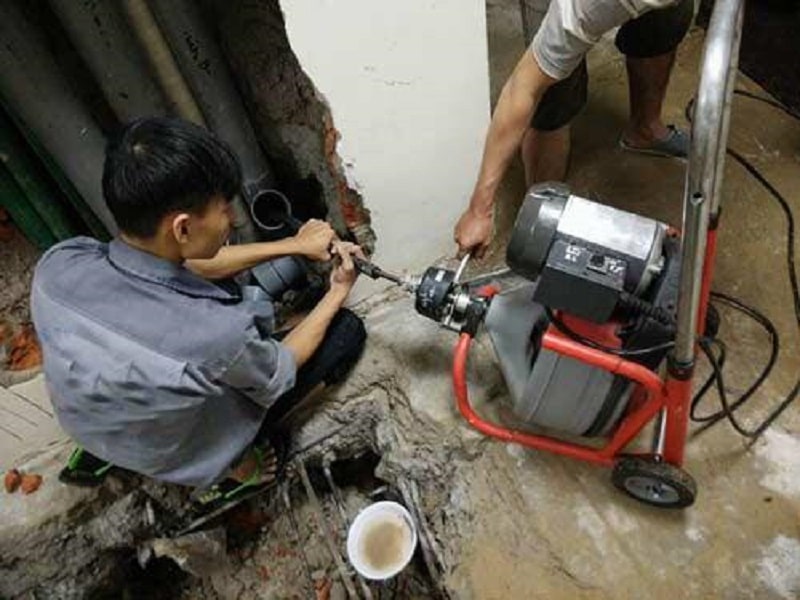 Đội ngũ thợ chuyên nghiệp xử lý sự cố thoát nước nhanh chóng, gọn gàng