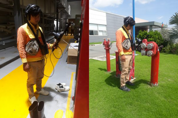 Kỹ thuật viên đang sử dụng máy siêu âm hiện đại để dò tìm vị trí rò rỉ nước chính xác tại Quảng Ninh