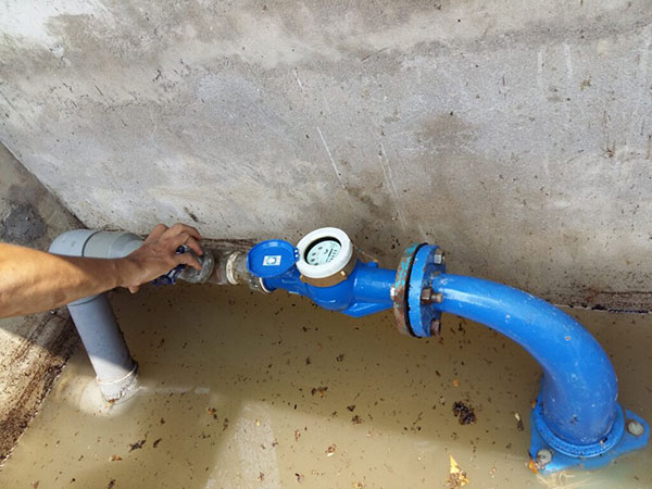 Khách hàng hài lòng sau khi được xử lý rò rỉ nước triệt để công trình sạch sẽ, không bị hư hại hay đục phá