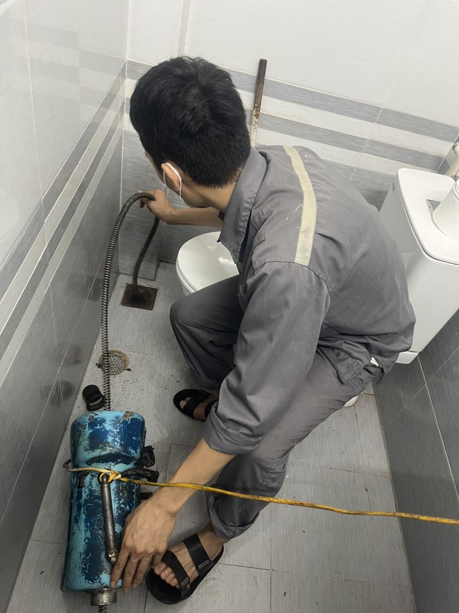 Thợ kỹ thuật kiểm tra và xử lý tắc cống bằng máy móc hiện đại tại Hải Phòng