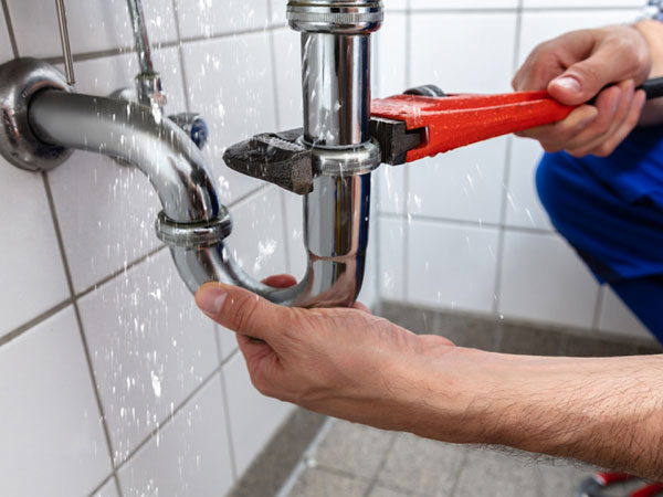 Kỹ thuật viên đang vệ sinh đường ống nước sinh hoạt bằng thiết bị chuyên dụng hiện đại