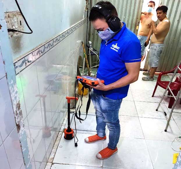 Công nhân đang sử dụng camera hồng ngoại để dò tìm rò rỉ nước