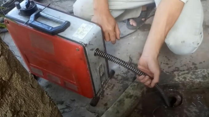 Thợ thông tắc cống chuyên nghiệp đang thi công tại Hải Phòng