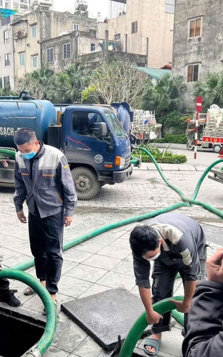 Đội ngũ kỹ thuật viên chuyên nghiệp phục vụ 24/7, xử lý cống nghẹt nhanh chóng