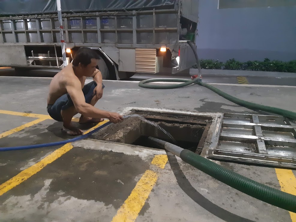 Quy trình hút bể phốt không đục phá, giúp bảo vệ kết cấu chung cư và tiết kiệm chi phí sửa chữa