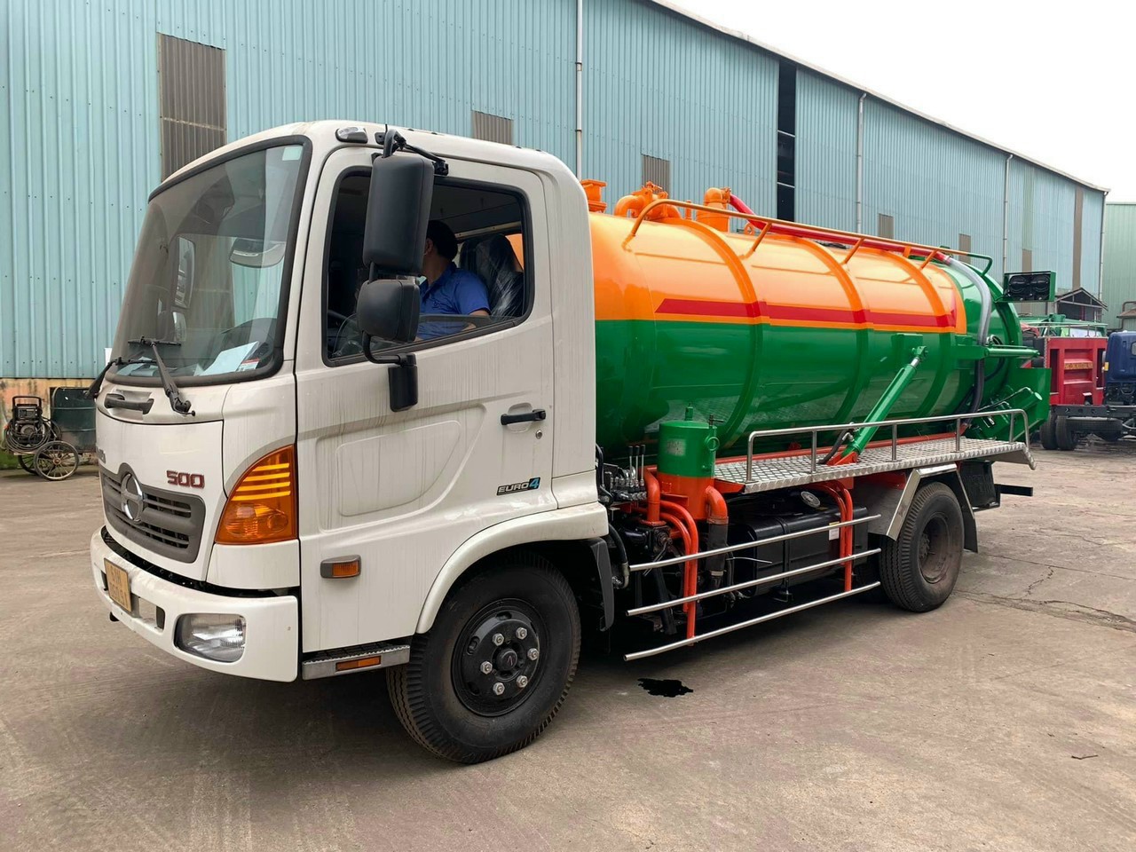 Nhân viên chuyên nghiệp đang thực hiện hút bể phốt tại Thái Bình