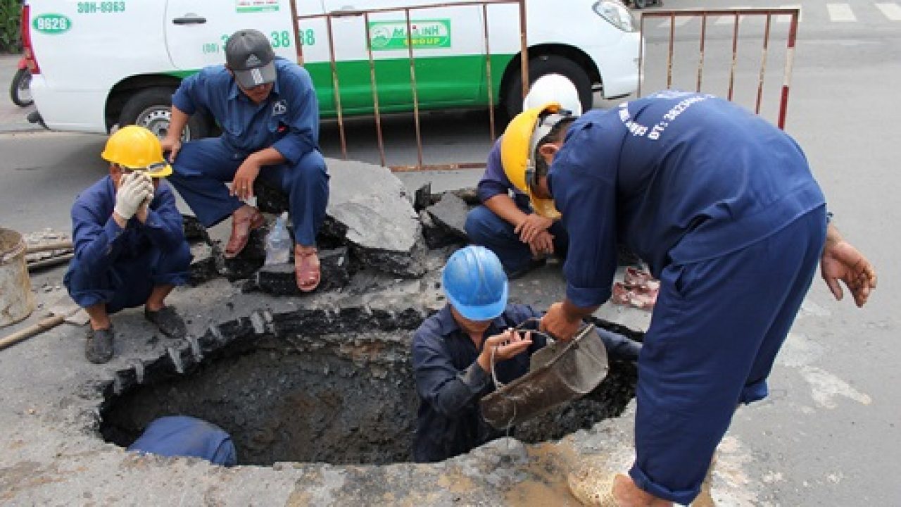  Những người công nhân hút bể phốt kiên nhẫn nạo vét, hút bùn đất và chất thải suốt một ngày làm việc