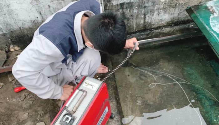 Kỹ thuật viên đang xử lý tắc cống bằng thiết bị hiện đại – nhanh gọn, sạch sẽ