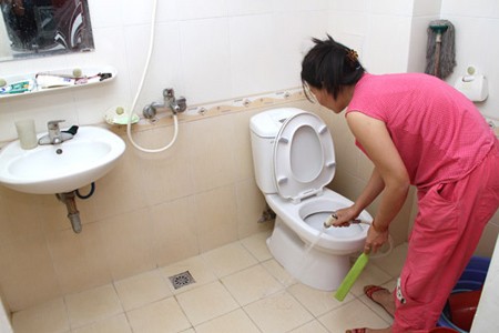 Quy trình thông tắc và khử mùi nhà vệ sinh được thực hiện chuyên nghiệp
